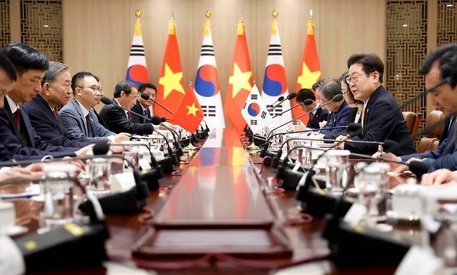 이재명 대통령이 방한한 럼 베트남 당서기장 일행과 환담하고있다 <br>
<br>
대통령실 