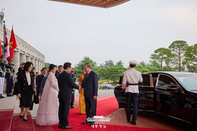 이재명 대통령이 방한한 또럼 베트남 서기장을 맞아 서로인사를 나누고있다 <br>
<br>
대통령실