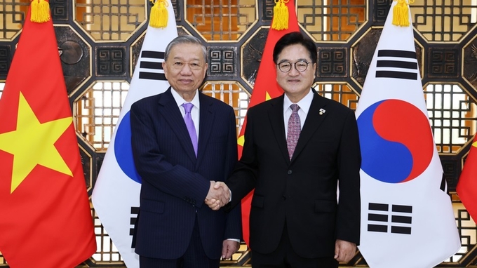 우원식 국회의장이 12일(화) 오후 국회접견실에서 또 럼 베트남 당서기장과 서로 악수하고 있다.<br>
<br>
(사진=국회 제공<br>

