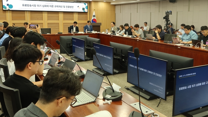 12일(화) 국회의원회관 제2세미나실에서 국회 과학기술정보방송통신위원회 소속 최형두·김우영 의원 공동주최로 '유료방송시장 위기 심화에 따른 규제개선 및 진흥방안: 한국방송학회 토론회'가 진행되고 있다<br>
<br>
국회제공