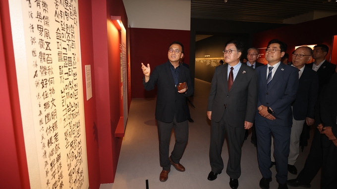 우원식 국회의장은 13일(수) 오후 서울역사박물관을 찾아 광복 80주년 특별전 '국무령 이상룡과 임청각'을 관람하고 있다<br>
<br>
<br>
국회제공