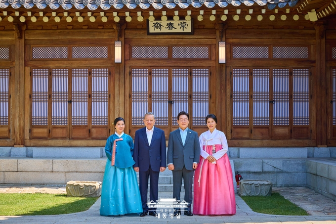 이재명 대통령이 방한한 또럼 베트남 서기장이 일정을 마치고 귀국하기전 기념사진을 촬영했다 <br>
<br>
대통령실 