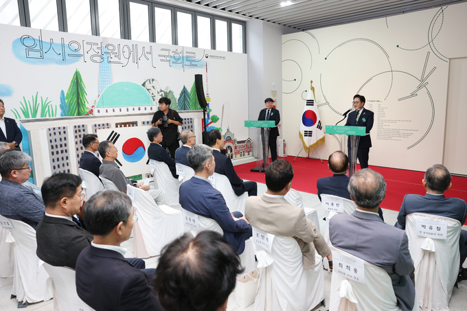 우원식 의장, ‘임시의정원에서 국회로’특별전시 개막식 참석 하여 인사말을 하고있다 <br>
<br>
국회제공
