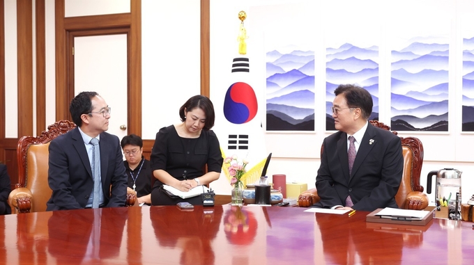 우원식 국회의장이 18일(월) 오후 의장집무실에서 앤디 김 미국 연방상원의원과 대화를 나누고 있다.<br>
<br>
국회제공