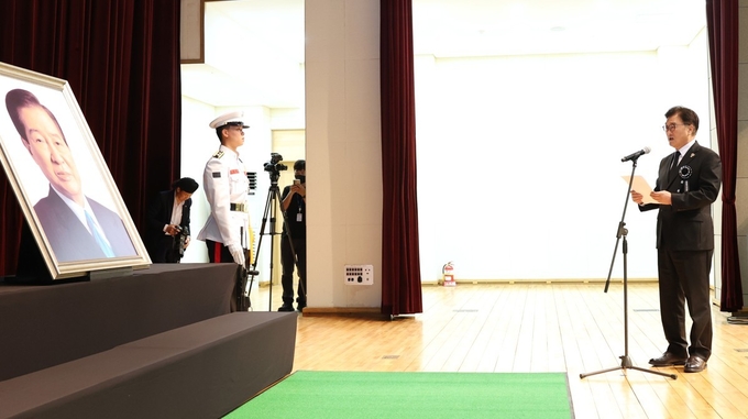 우원식 국회의장은 18일(월) 오전 국립서울현충원에서 열린 김대중 대통령 서거 16주기 추모식에 참석추모사를 하고 있다.<br>
<br>
국회제공