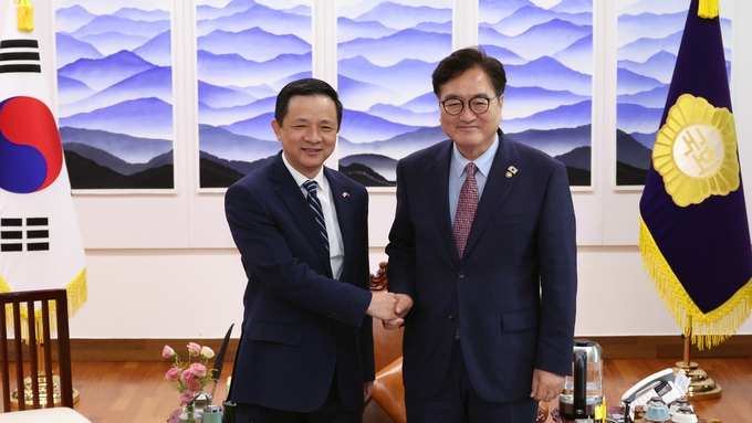 우원식 국회의장이 20일(수) 오후 의장집무실에서 다이빙 주한중국대사와 만나 악수하며인사하고 있다.<br>
<br>
(사진=국회제공