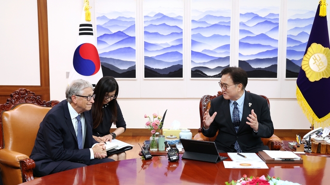 우원식 국회의장이 21일(목) 오후 의장집무실에서 '게이츠 재단'의 빌 게이츠 이사장을 만나 환담을 하고 있다.<br>
<br>
국회제공