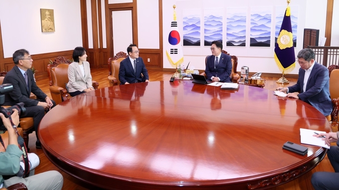 우원식 국회의장이 27일(수) 오전 의장집무실에서 허철훈 중앙선거관리위원회 사무총장과 환담을 나누고 있다.<br>
<br>
국회제공