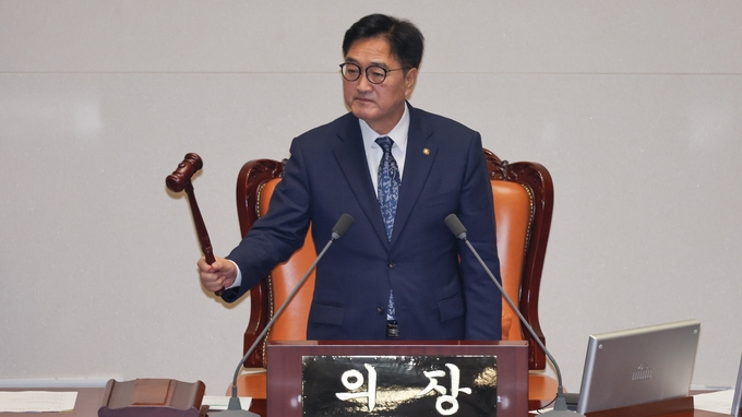 우원식 국회의장이 27일(수) 제428회국회(임시회) 제3차 본회의에서의사봉을 두드리고 있다.<br>
<br>
국회제공<br>
