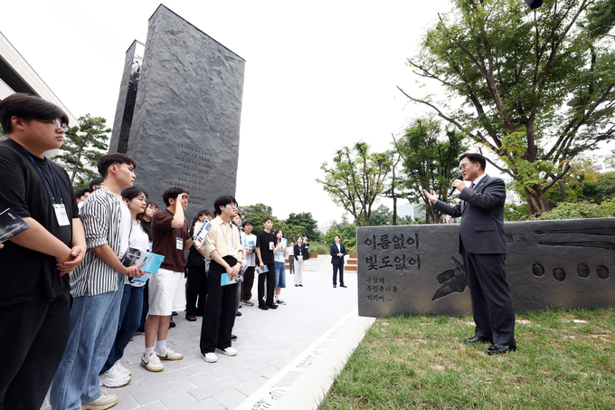 우원식 의장, 이 28일 국회 아카데미 학생에 독립기억광장 직접 설명을 하고있다 <br>
<br>
국회제공
