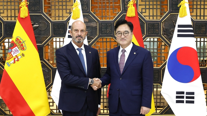 우원식 국회의장은 1일(월) 오후 국회접견실에서 예방한 페드로 로얀 스페인 상원의장을 만나 악수하며 포즈를 취하고있다 <br>
<br>
<br>
국회제공