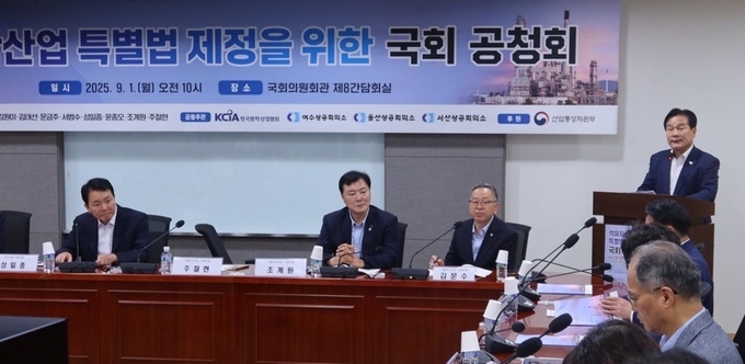 주철현(오른쪽) 의원이 1일(월) 국회의원회관 제8간담회실에서 열린 '석유화학산업 특별법 제정을 위한 국회 공청회'에서 인사말을 하고 있ek<br>
<br>
국회제공