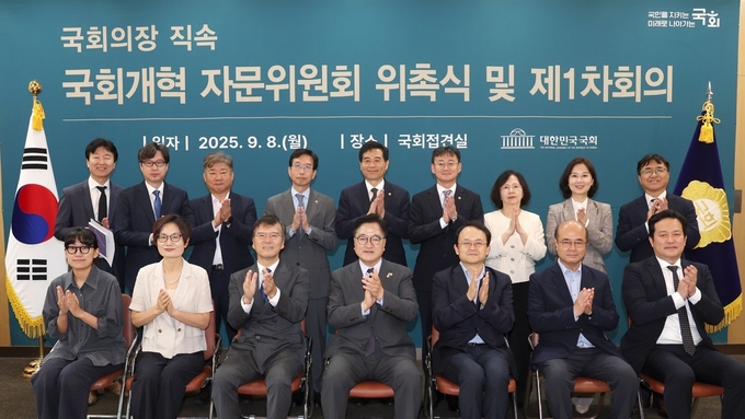 우원식 국회의장은 8일(월) 오전 국회접견실에서 국회개혁자문위원회 위촉식을 열고 김범수·이관후 공동위원장 등 12인의 자문위원에게 위촉장을 수여 하고 관계자들이 한자리에 했다.<br>
<br>
국회제공