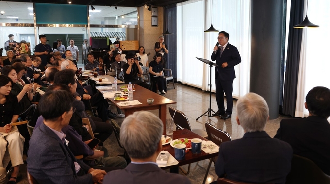 우원식 국회의장은 9일(화) 오후 한신대학교에 위치한 마을찻집 고운울림에서 열린 문동환·문혜림 기억전 '움직이는 공동체' 개막식에 참석해 참석자들에게 인사말을 하고 있다.<br>
<br>
국회제공