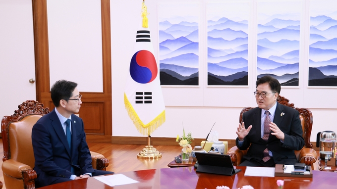 우원식 국회의장이 10일(수) 오전 의장집무실에서 김경수 지방시대위원장과 대화를 나누고 있다.<br>
<br>
국회제공