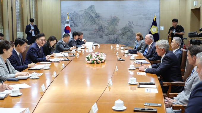 우원식 국회의장은 11일(목) 오전 국회접견실에서 김창준(Jay C. Kim) 전 미국 연방하원의원(현 한미연구원) 등 전직 연방하원의원 방한단을 접견하고 오찬을 함께했다.<br>
<br>
국회제공