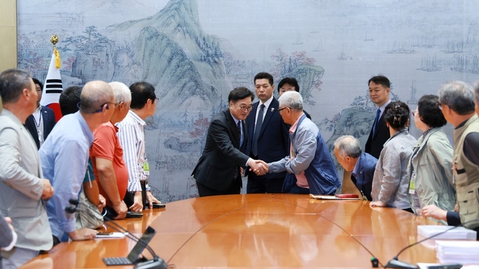 우원식 국회의장은 12일(금) 오후 국회접견실에서 경북 5개시군(의성, 안동, 영양, 청송, 영덕) 산불피해주민대책위원회 주민들과 인사하고 면담을 했다.<br>
국회제공