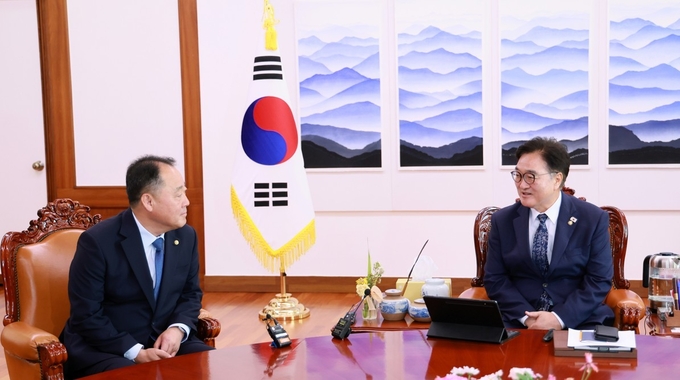 우원식 국회의장이 15일(월) 오전 의장집무실에서 손인혁 신임 헌법재판소 사무처장과 환담을 나누고 있다<br>
<br>
국회제공