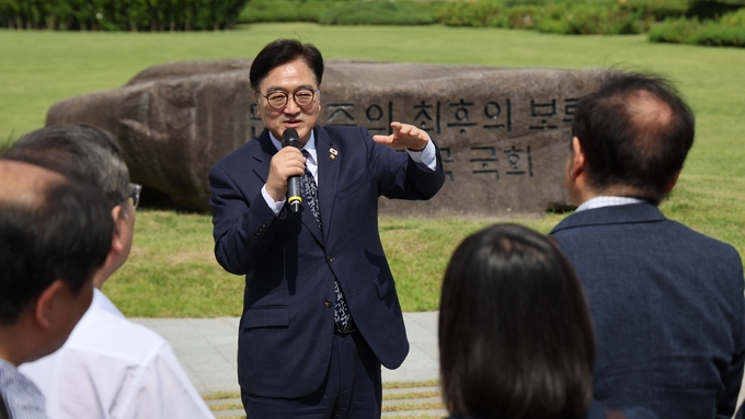 우원식 국회의장이 15일(월)무명의병포럼·양평의병기념사업회 인사들을 초청해 국회 상징석을 설명하고 있다.<br>
<br>
(사진=국회제공)<br>
<br>
<br>
