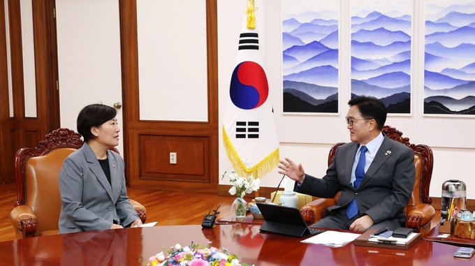 우원식 국회의장이 17일(수) 오후 의장집무실에서 송미령 농림축산식품부 장관과 대화를 나누고 있다.<br>
<br>
(사진=국회제공)