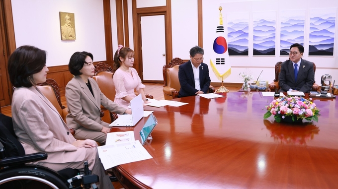 우원식 국회의장은 17일(수) 오전 의장집무실에서 서영석·김예지·서미화·최보윤 의원과 국회 장애인 정책의 실효성 확대를 위한 간담회를 가졌다.<br>
<br>
국회제공