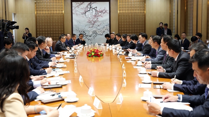 우원식 국회의장은 17일(수) 오후 국회 접견실에서 한중경영자회의 대표단을 접견하고대화를 나누고 있다<br>
<br>
.(사진=국회제공)<br>
