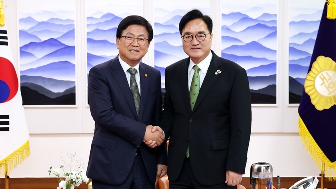 우원식 국회의장은 18일(목) 오후 의장집무실에서 최교진 사회부총리 겸 교육부 장관과 악수하고있다 <br>
<br>
국회제공