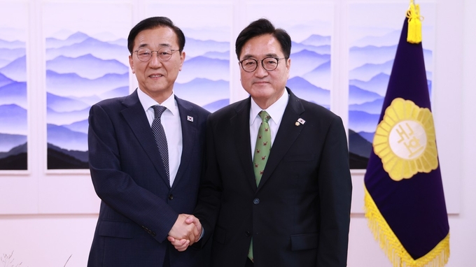 우원식 국회의장이 18일(목) 오후 의장집무실에서 김윤덕 국토교통부 장관과 반갑게 악수하고 있다.<br>
<br>
(사진=국회제공)