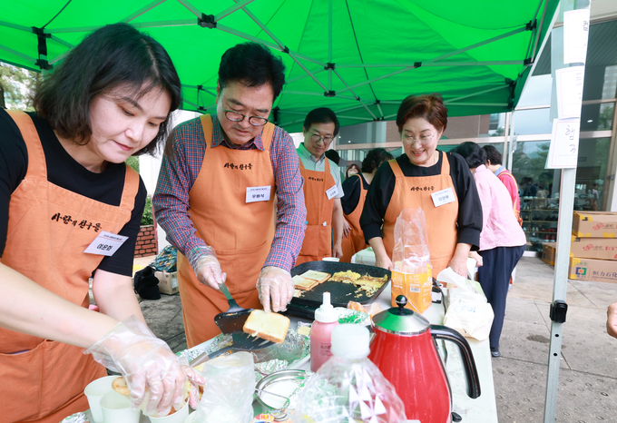  우원식 의장, 2025 사랑의친구들 바자회 참석해 자원봉사를 하고있다 <br>
<br>
국회제공