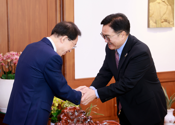 우원식 국회의장은 예방한 이석연 통합위원장을 악수로 맞이 하고있다 <br>
<br>
국회제공
