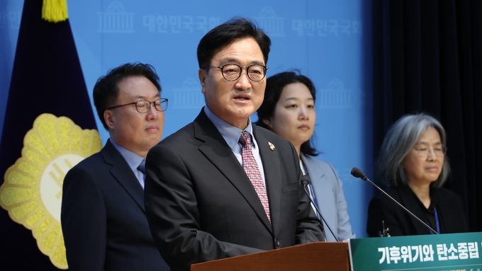 국회소통관에서 '기후위기와 탄소중립 대응 종합보고서' 발간을 기념해 가진 기자회견에서 "기후 위기는 미래의 위험이 아니라 오늘의 현실"이라며 이같이 말했다.<br>
<br>
국회제공