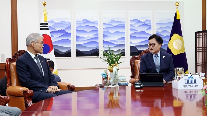우원식 국회의장이 24일(수) 오전 의장집무실에서 천대엽 법원행정처장의 예방을 받고 환담하고있다 <br>
<br>
국회제공