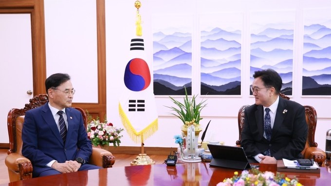 우원식 국회의장은 25일(목) 오전 의장집무실에서 차정인 국가교육위원회 위원장을 접견 하고 대화를 나누고 있다<br>
<br>
.(사진=국회제공)