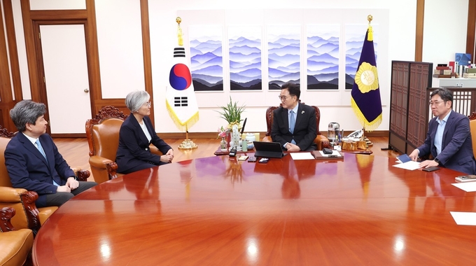 우원식 국회의장이 29일(월) 오후 의장집무실에서 강경화 주미대사 내정자와 환담하고있다 .<br>
<br>
(사진=국회제공)<br>

