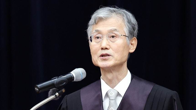 조희대 대법원장이 지난 25일 서울 서초구 대법원에서 열린 신임 법관 임명식에서 축사를 하고 있다. 여당 의원들의 사퇴 압박을 받고 있는 가운데 이날 임명식에서 조 대법원장은 “헌법 정신을 되새겨 의연한 자세로 오직 헌법과 법률, 양심에 따라 재판하라”고 했다. /대법원 