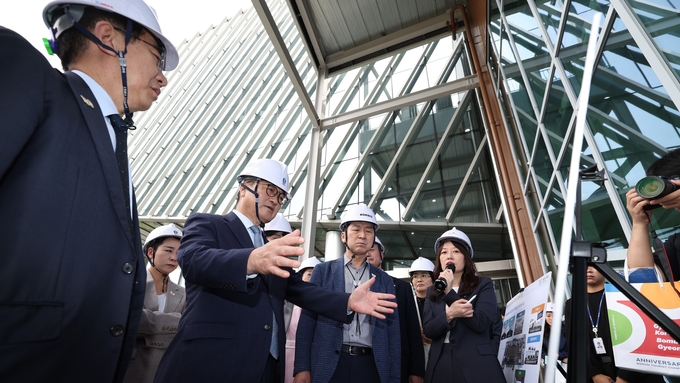 우원식 국회의장은 30일(화) 경상북도 경주시를 찾아 '아시아태평양경제협력체(APEC) 2025 KOREA' 준비 상황을 점검하고 있다<br>
<br>
.(사진=국회제공)