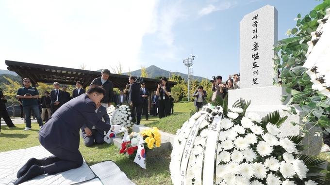 우원식 국회의장이 1일(수) 오후 국립대전현충원 현충탑에서 참배하고 홍범도장군 묘역에서 참배하고 있다.<br>
<br>
(사진=국회. 제공))<br>
