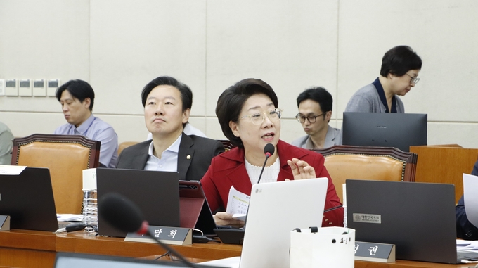 국민의힘 이달희 의원 이 질문하고있다 