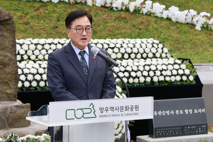 우원식 의장, 망우역사문화공원 유관순 열사 묘역 참배후 밯엉릏 하고있다 <br>
<br>
국회제공