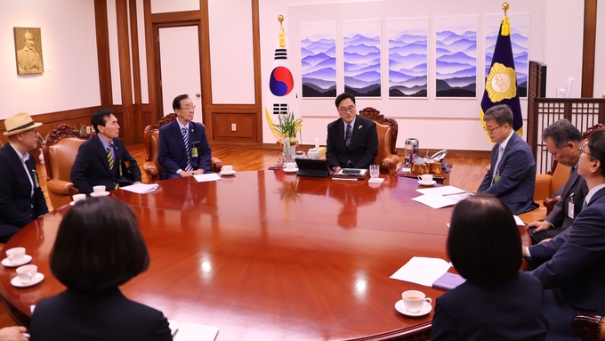 우원식 국회의장은 13일(월) 오전 의장집무실에서 박상도 부마민주항쟁기념재단 이사장, 문정수 4·19혁명공로자회 회장, 부산민주항쟁기념사업회의 이행봉 이사장·이창곤 회장 등을 접견 하고대화를 나누고 있다.<br>
<br>
국회제공