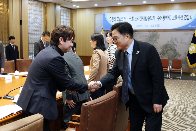 우원식 의장, 국회 프리랜서 고용개선 간담회에 참석해 관계자들과 악수하며 인사를 나누고있다 <br>
<br>
국회제공