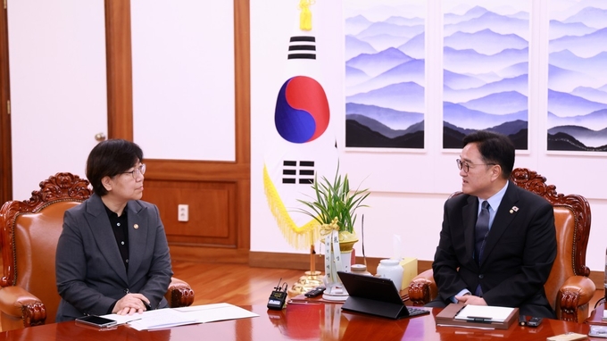 우원식 국회의장이 13일(월) 오전 의장집무실에서 정은경 보건복지부 장관과 대화를 나누고 있다.<br>
<br>
사진=국회제공