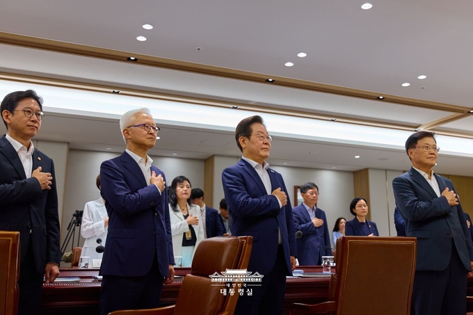 이재명 대통령이 국무회의 에 시작을 국민의례를 하고있다 <br>
<br>
대통령실 