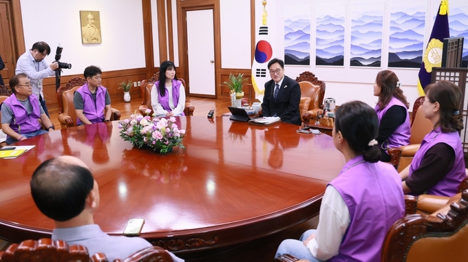우원식 국회의장이 15일(수) 오후 의장집무실을 찾은 10·29 이태원참사 유가족협의회 관계자들과 대화를 나누고 있다<br>
<br>
국회제공
