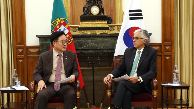 우원식 국회의장은 현지시간 17일(금) 포르투갈 수도 리스본에서 주제 아귀아르-브랑쿠 의회 의장과 대화를 나누고 있다.<br>
<br>
(사진=국회제공)