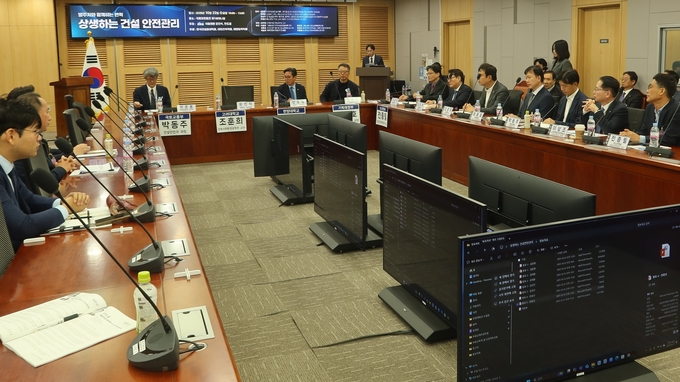 22일(수) 국회의원회관 제1세미나실에서 문진석·안도걸 더불어민주당 의원실 공동주최로 '상생하는 건설 안전관리' 토론회가 진행되고 있다<br>
<br>
.(사진=국회제공