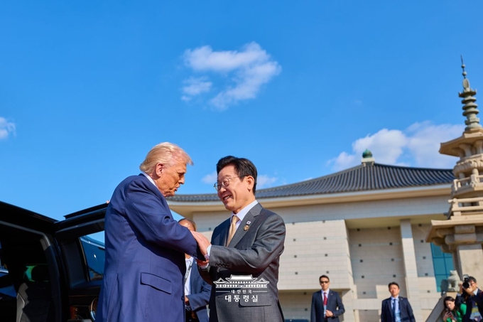 이재명 대통령과  트럼프 美대통령이 손을 맞잡고 인사를 나누고있다 <br>
<br>
대통령실