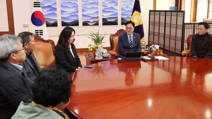 우원식 국회의장은 30일(목) 오전 의장집무실에서 12·29 여객기 참사 유가족협의회를 만나 유가족들을 위로하고 요구사항을 경청했다.<br>
<br>
국회제공