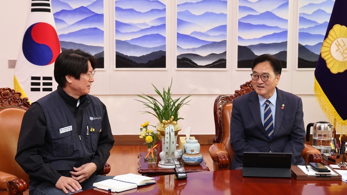 우원식 국회의장은 30일(목) 오전 의장집무실에서 김득중 쌍용자동차노조 지부장과 대화를 나누고있다 <br>
<br>
국회제공