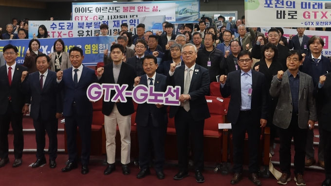 27일(월) 국회의원회관 제2소회의실에서 김용태(국민의힘)·김병주·이재강·임오경 더불어민주당 의원실 공동주최로 열린 'GTX-G 도입 방안 국회토론회'에서 참석자들이 기념촬영을 하고 있다.<br>
<br>
(사진=국회제공)